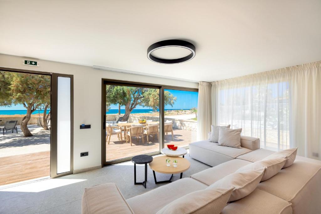 Posteľ alebo postele v izbe v ubytovaní Sunset Beach House, Villa Only 50m from the Beach