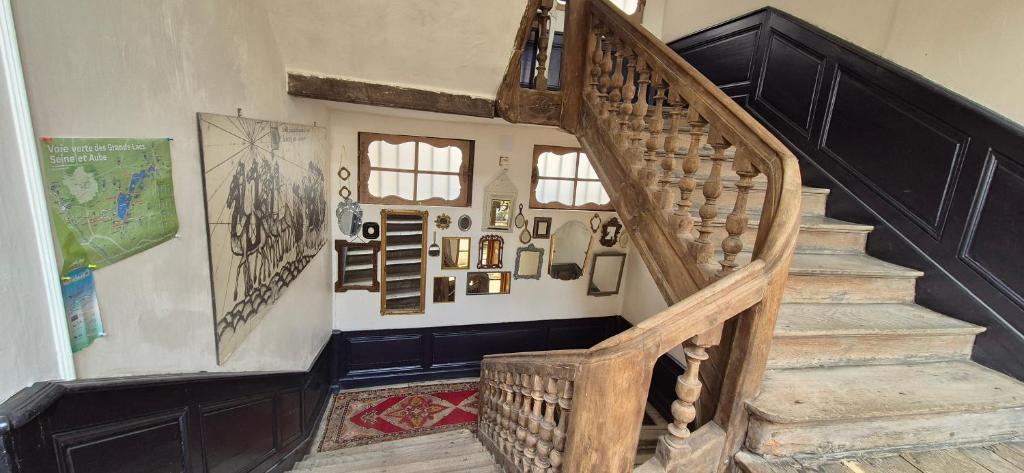 - un escalier dans une maison avec un escalier en bois dans l'établissement La Garconniere Centre Historique Troyes, à Troyes