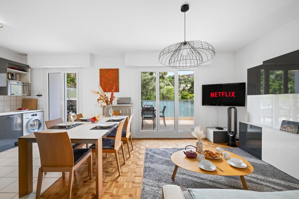 une cuisine et une salle à manger avec une table et des chaises dans l'établissement Ciel d'Orves - Terrasse Spacieuse- Parking privé, à Nice