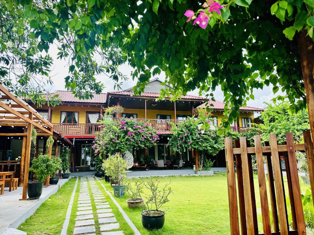 Zahrada ubytování Kim An Homestay, Pizza - Cafe