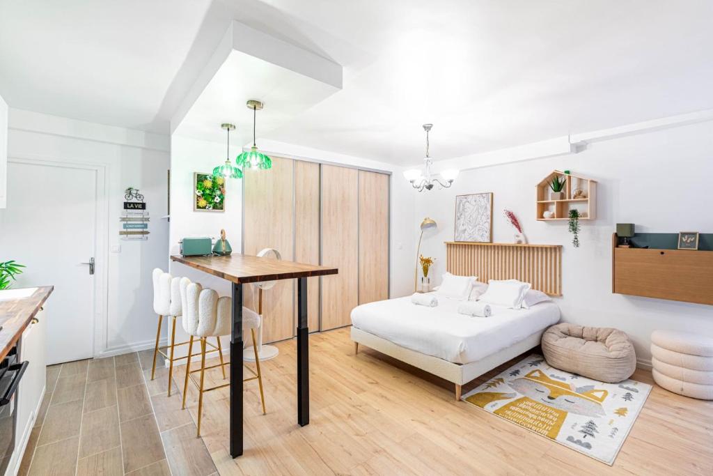 une chambre avec un lit et une table et une cuisine dans l'établissement GuestReady - Studio près de République pour Deux, à Paris