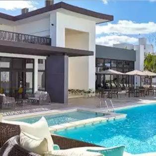 a large swimming pool in front of a building at Casa de lujo en Playa del Carmen in Playa del Carmen