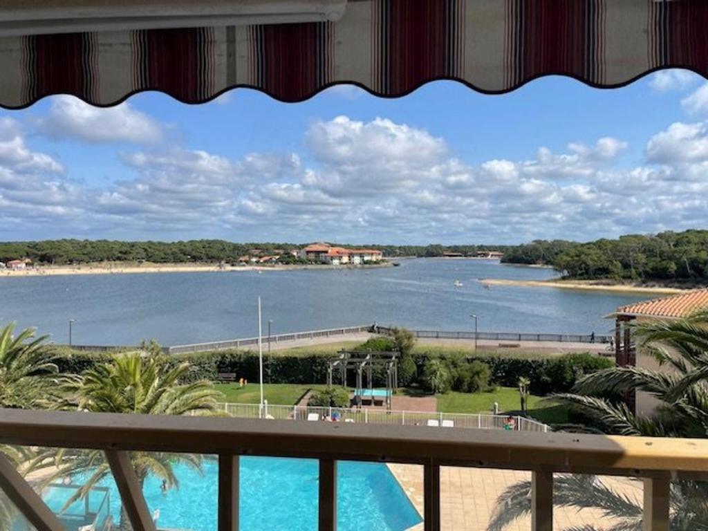 d'un balcon offrant une vue sur une étendue d'eau. dans l'établissement Appartement pour 4 pers avec piscine et terrasse, parking privé, animaux acceptés - FR-1-379-152, à Vieux-Boucau-les-Bains