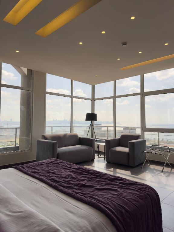 Postel nebo postele na pokoji v ubytování Louis V Hotel Beirut