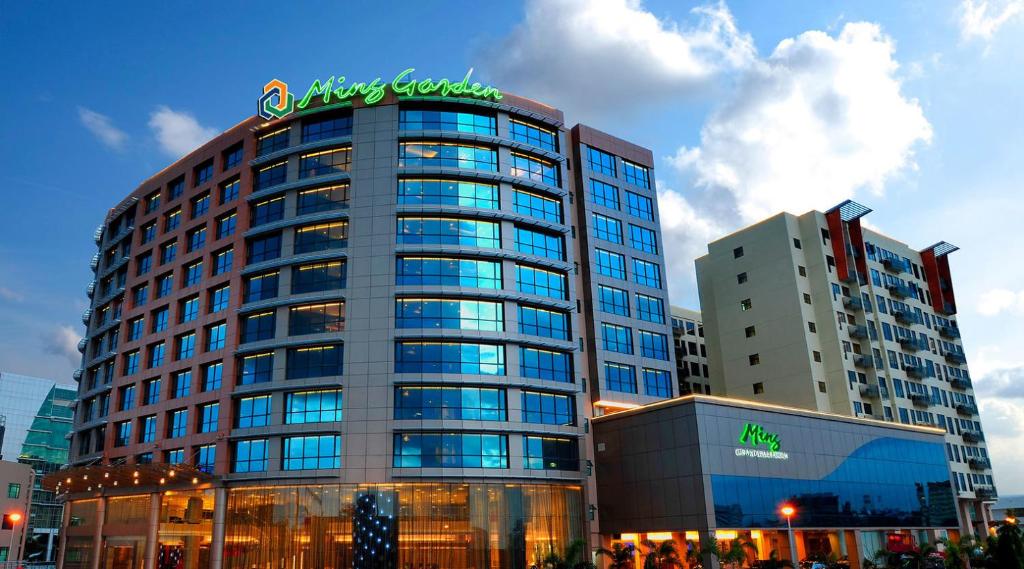 ein großes Gebäude mit einem Schild darauf in der Unterkunft BV2 HotelSuite homestay 2 bedrooms KK City Centre Near Imago in Kota Kinabalu