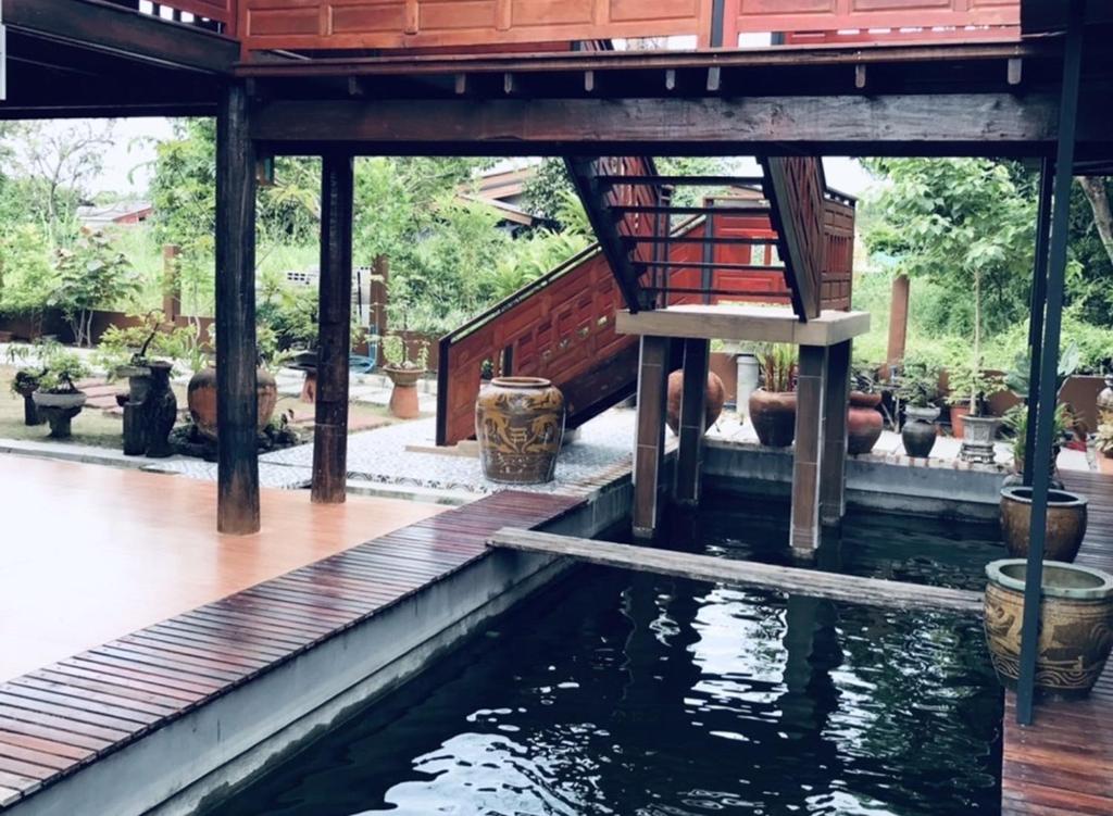 Bazén v ubytování Nipatra Homestay nebo v jeho okolí
