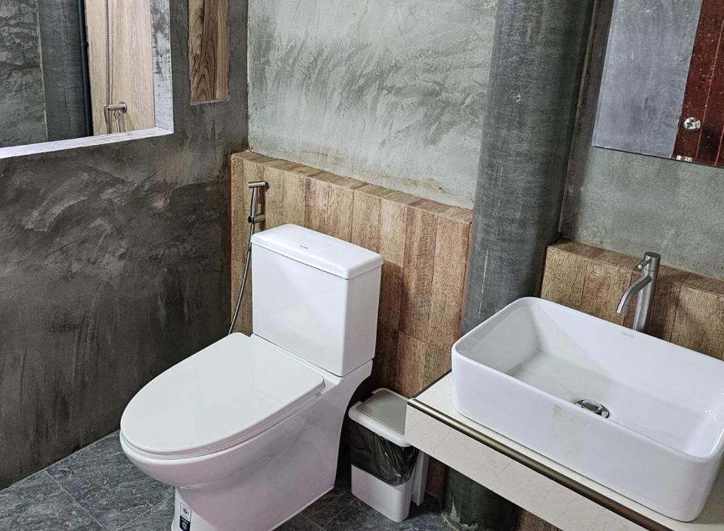 Koupelna v ubytování Nipatra Homestay