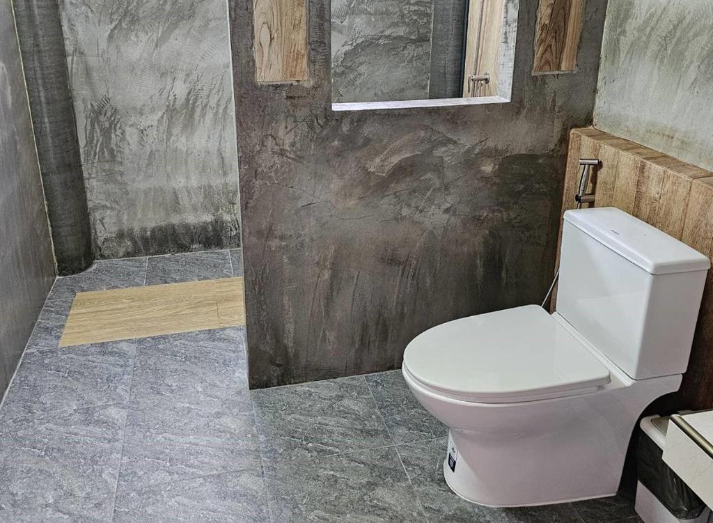 Koupelna v ubytování Nipatra Homestay