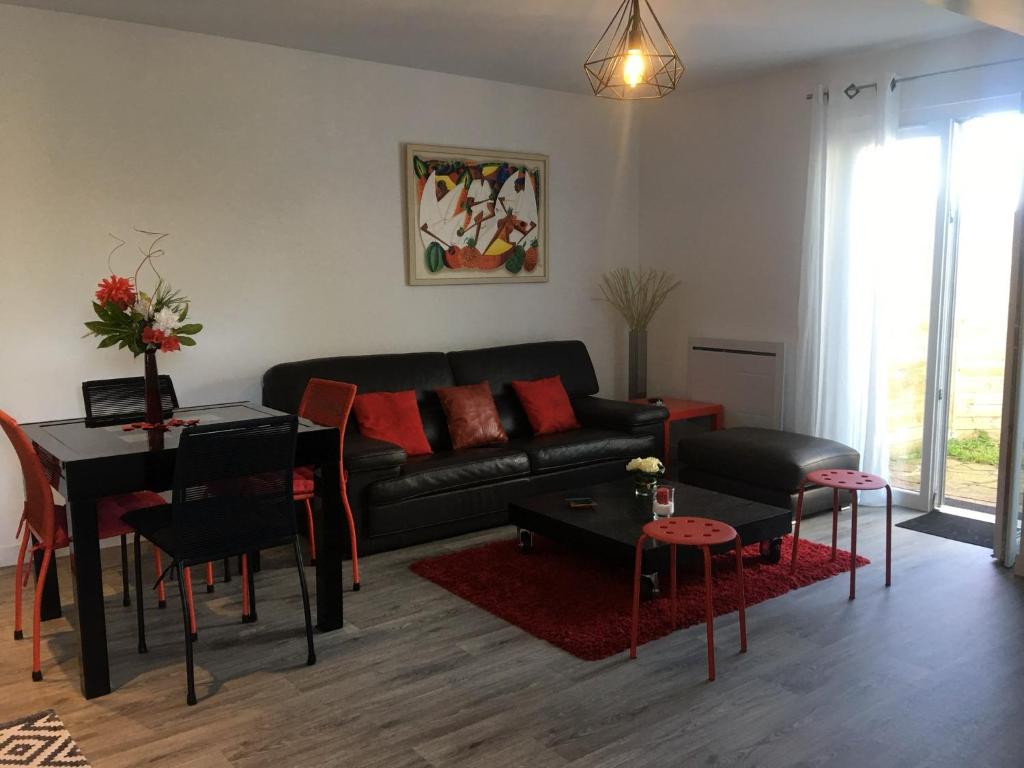 un salon avec un canapé et une table dans l'établissement Appartement t3 calme avec jardin privé, à Anglet
