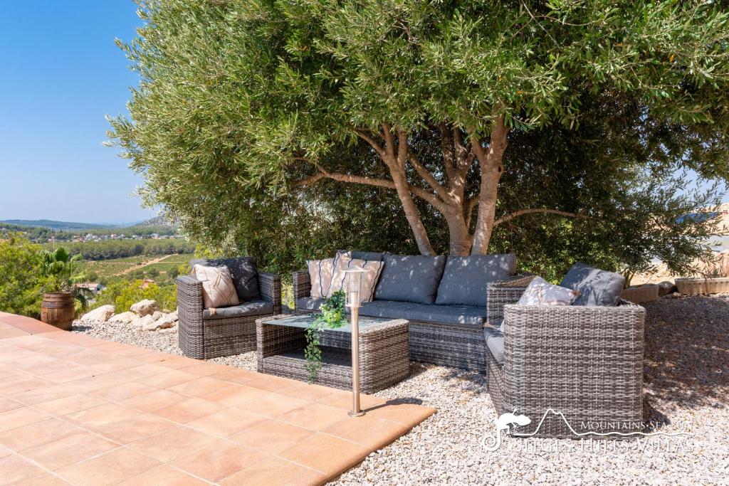 Posezení v ubytování Amazing views Villa Alizee with private pool sea views and Air Conditioning