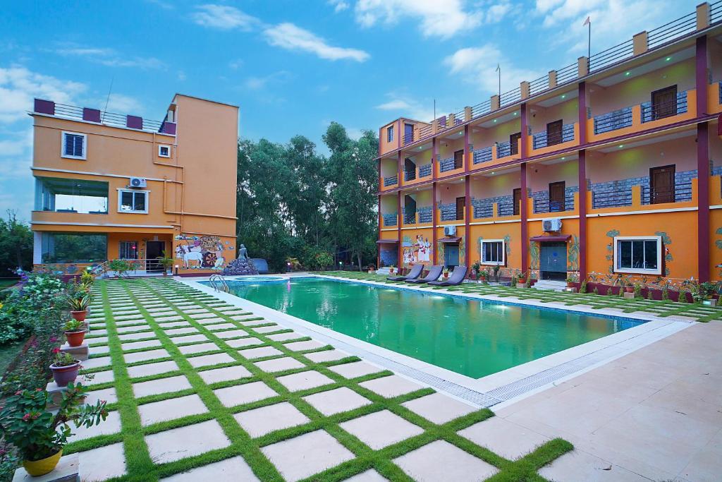 Bazén v ubytování Resort Neel Nirjan !! Best Family Couple friendly family Resort!! nebo v jeho okolí