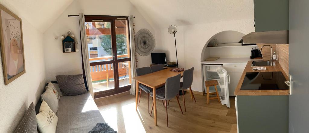 Kuchyň nebo kuchyňský kout v ubytování Pléiades , Apt 5 p, 1 grande chambre, un coin montagne et une place de parking , belle vue