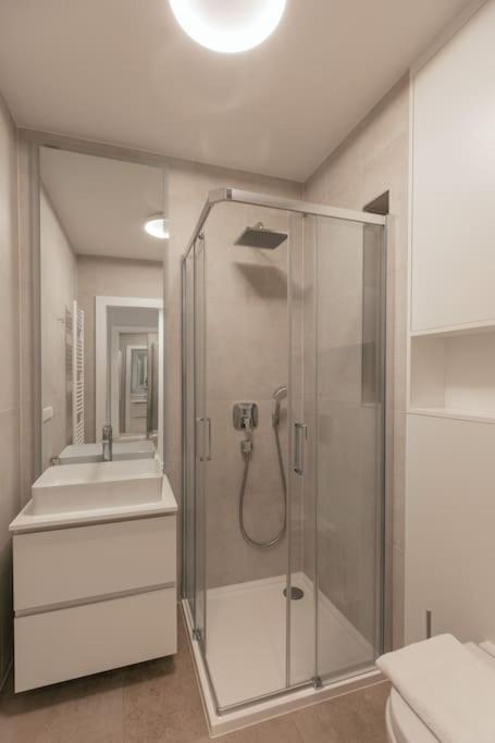 Henry's Appt with a private Suite 412 - Shared kitchen - Resim 3