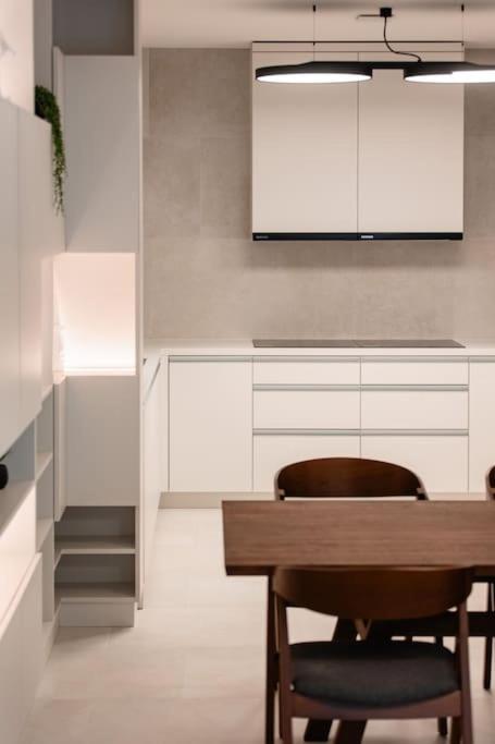 Henry's Appt with a private Suite 412 - Shared kitchen - Resim 19