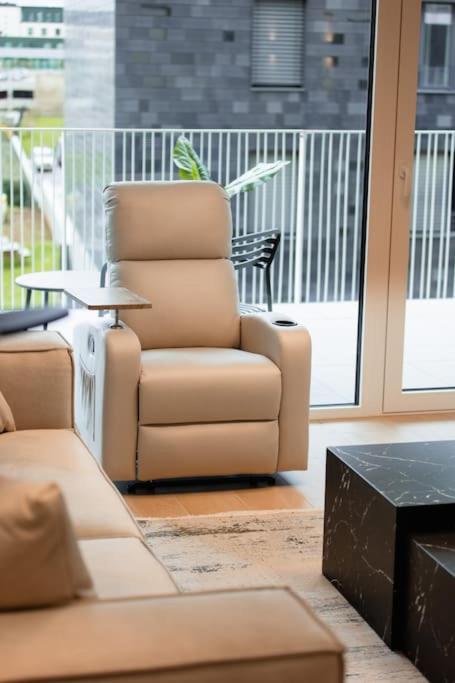 Henry's Appt with a private Suite 412 - Shared kitchen - Resim 39