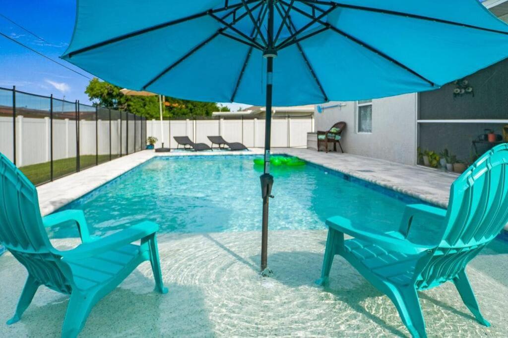 Piscina de la sau aproape de Twin Home with Amazing Pool in Downtown Cape