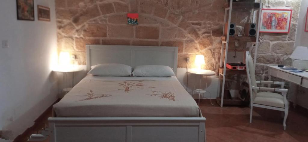A bed or beds in a room at Palazzo Saraceno apartments-Antico Rifugio