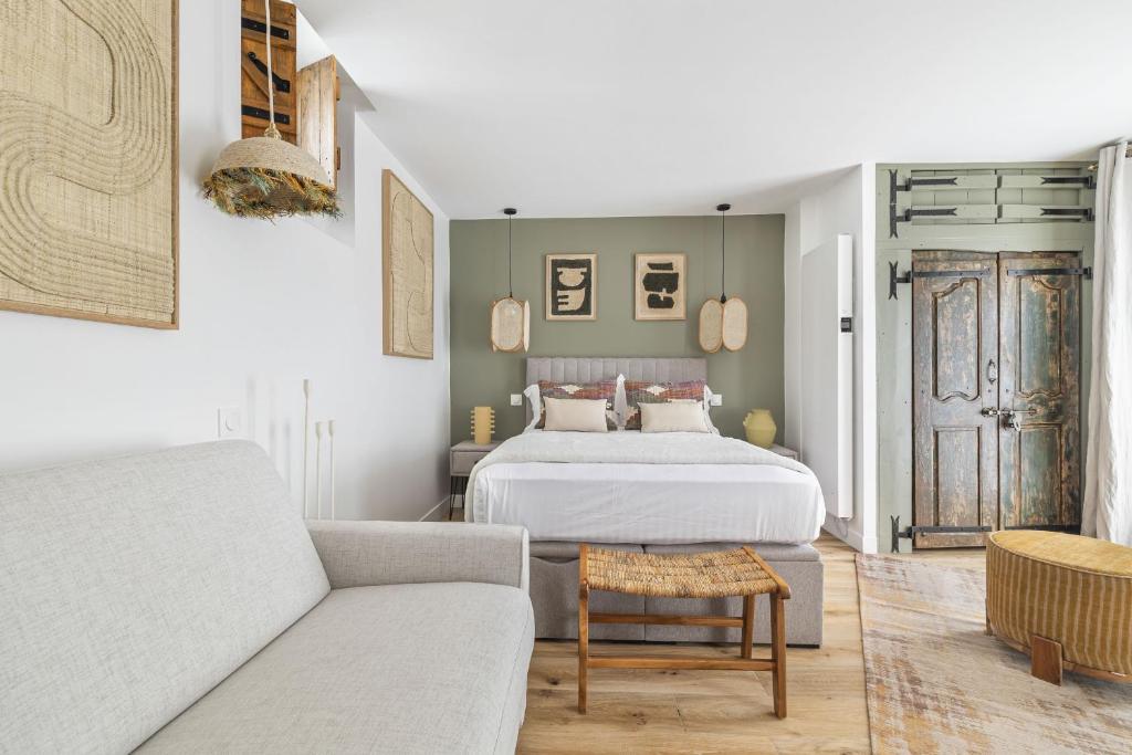 une chambre avec un lit et un canapé dans l'établissement Chiquito, à Paris