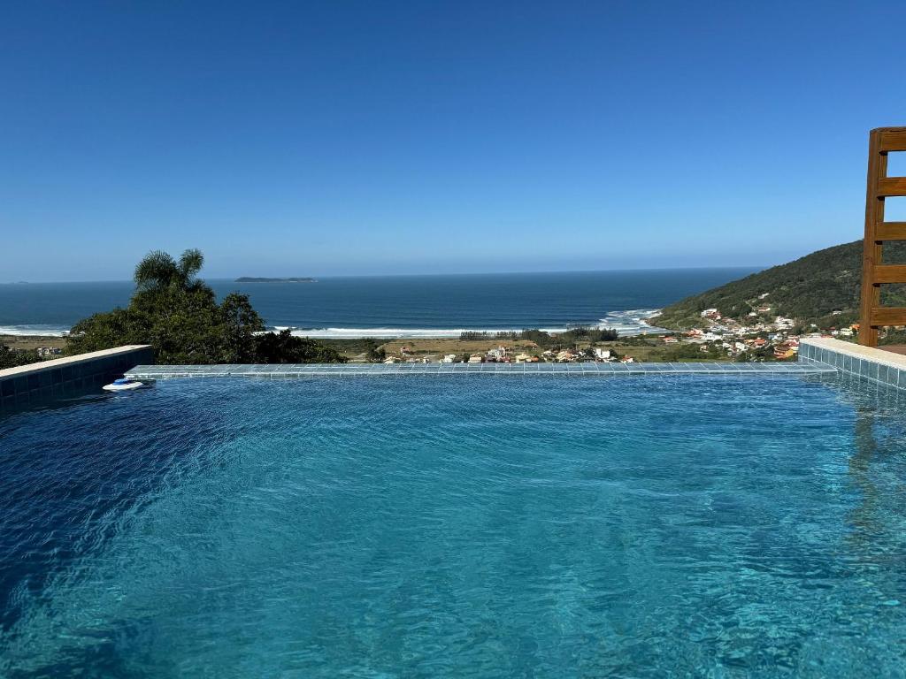 Swimmingpoolen hos eller tæt på Paraíso do Coral - Vista Mar - Garopaba - SC