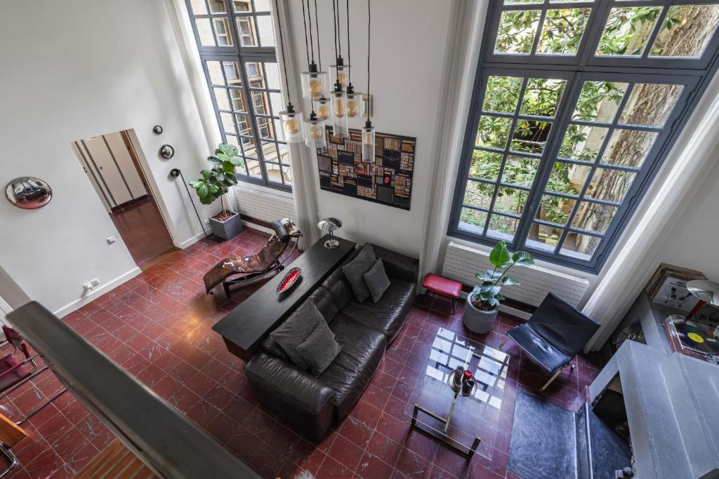 - un salon avec un canapé dans l'établissement Pavleo, à Paris