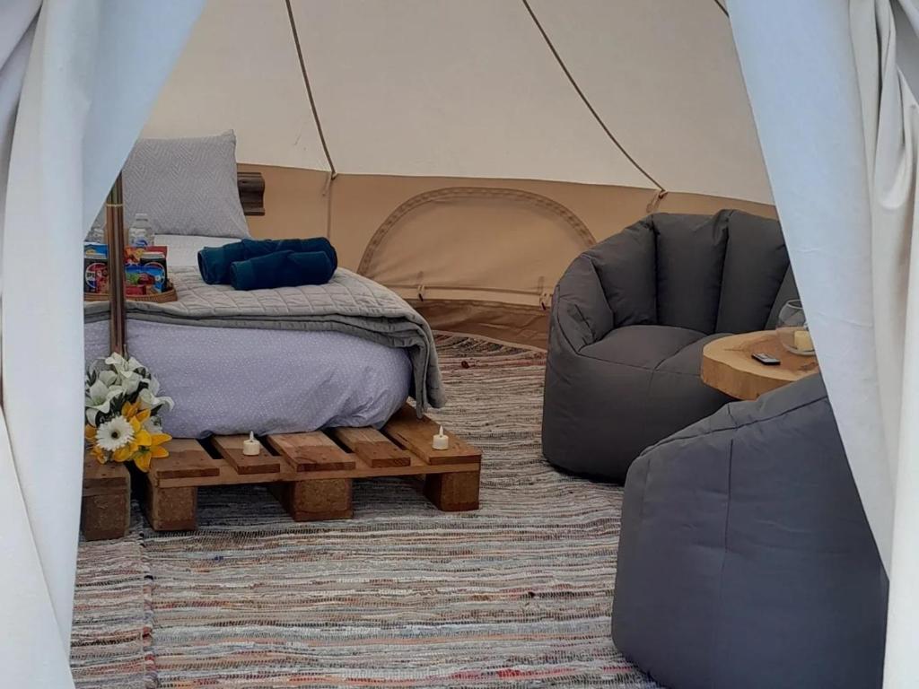 1 camera con letto in tenda di Fairy Hill at Rosemount Glamping a Carlingford