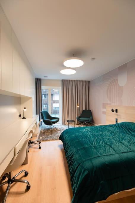 Henry's Appt with a private Suite 413 - Shared kitchen - Resim 18