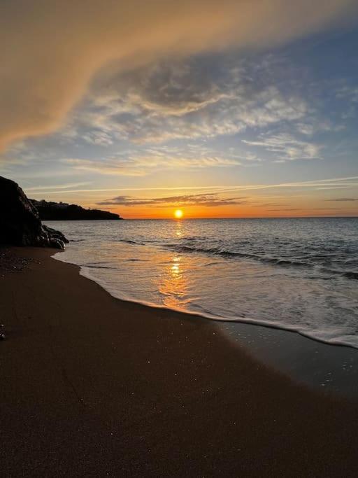 - un coucher de soleil sur une plage donnant sur l'océan dans l'établissement Charmant petit Appartement avec vue sur la mer, à Sète