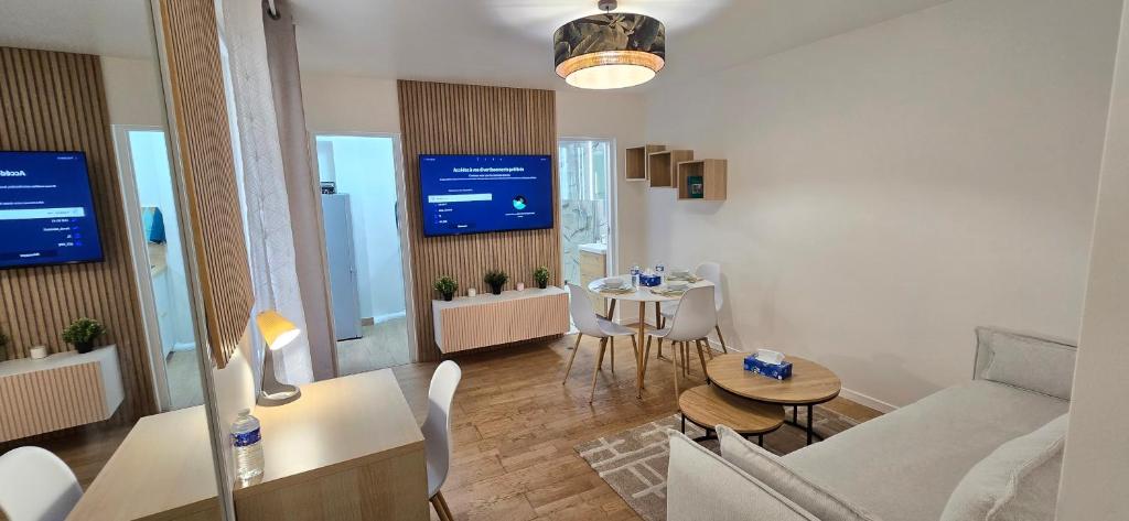 un salon avec un canapé et une table dans l'établissement Studio d'architecte en plein cœur de Paris 7ème arrondissement, à Paris