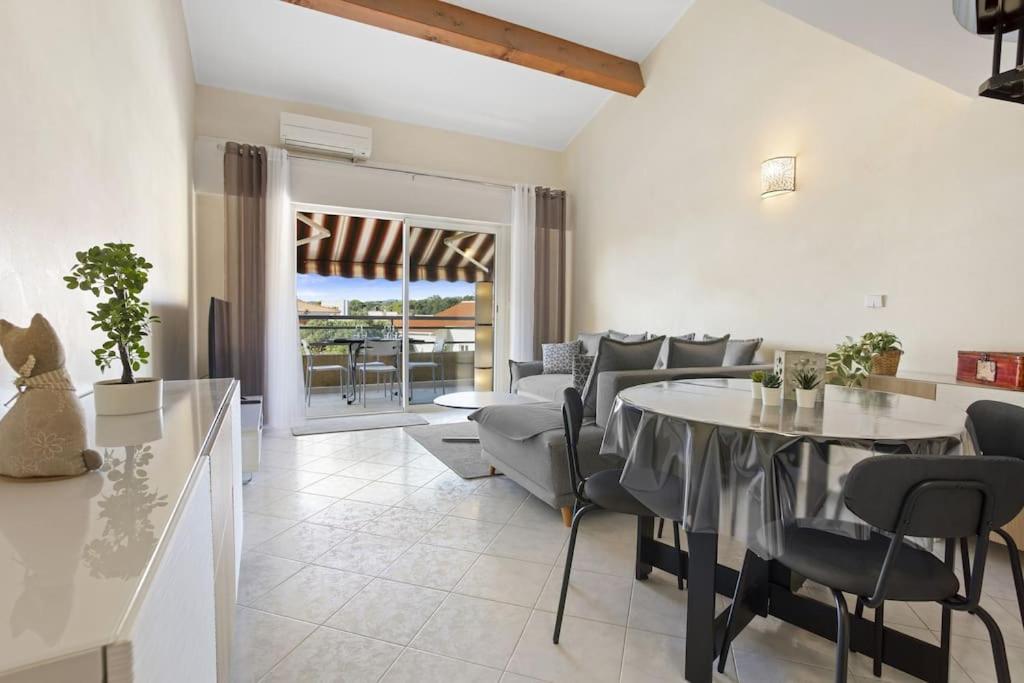 une cuisine et une salle à manger avec une table et des chaises dans l'établissement Joli 65m2 piscine parking, à Saint-Raphaël