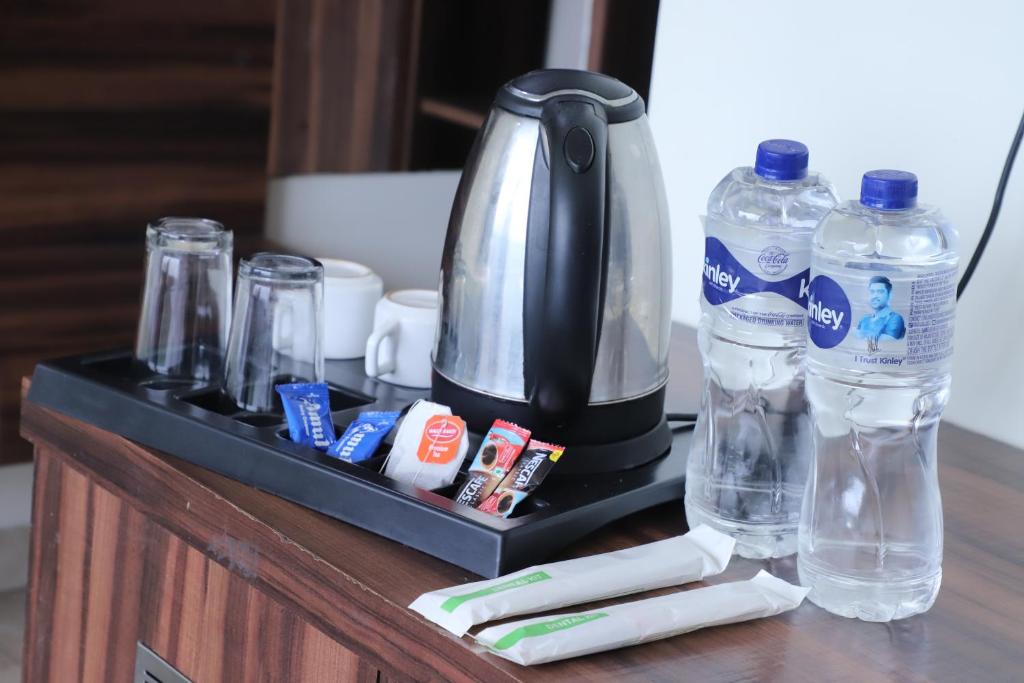 Příslušenství pro přípravu čaje a kávy v ubytování The Crown Hotel Agra near Taj Mahal & Restaurant