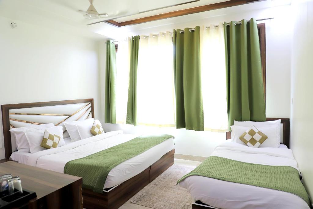 Postel nebo postele na pokoji v ubytování The Crown Hotel Agra near Taj Mahal & Restaurant