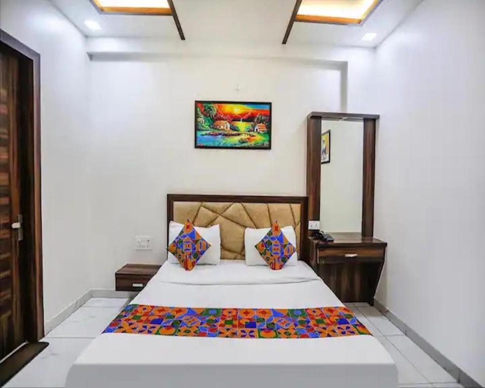 Postel nebo postele na pokoji v ubytování The Crown Hotel Agra near Taj Mahal & Restaurant