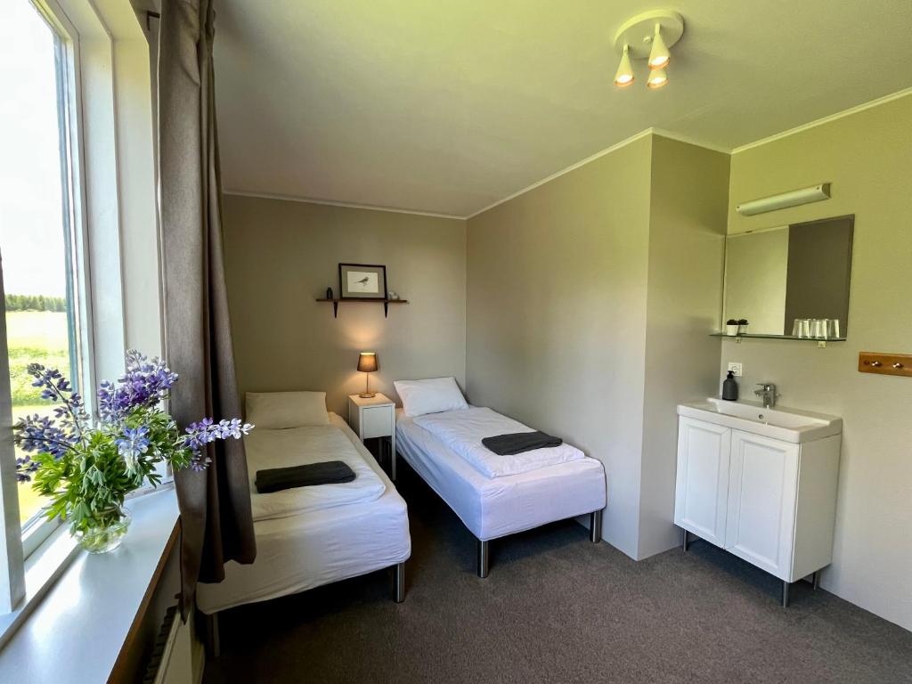 Rúm í herbergi á Eyjólfsstadir Guesthouse