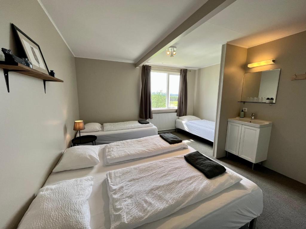 Rúm í herbergi á Eyjólfsstadir Guesthouse