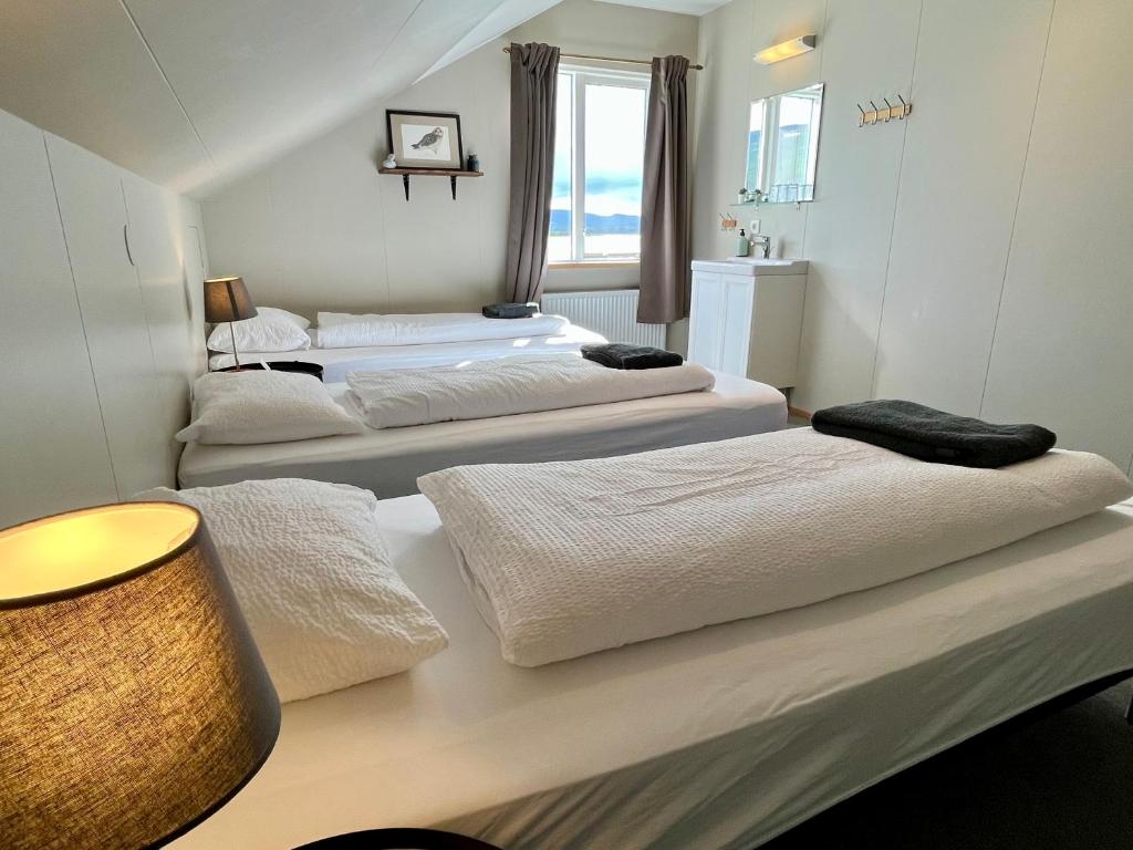 Rúm í herbergi á Eyjólfsstadir Guesthouse