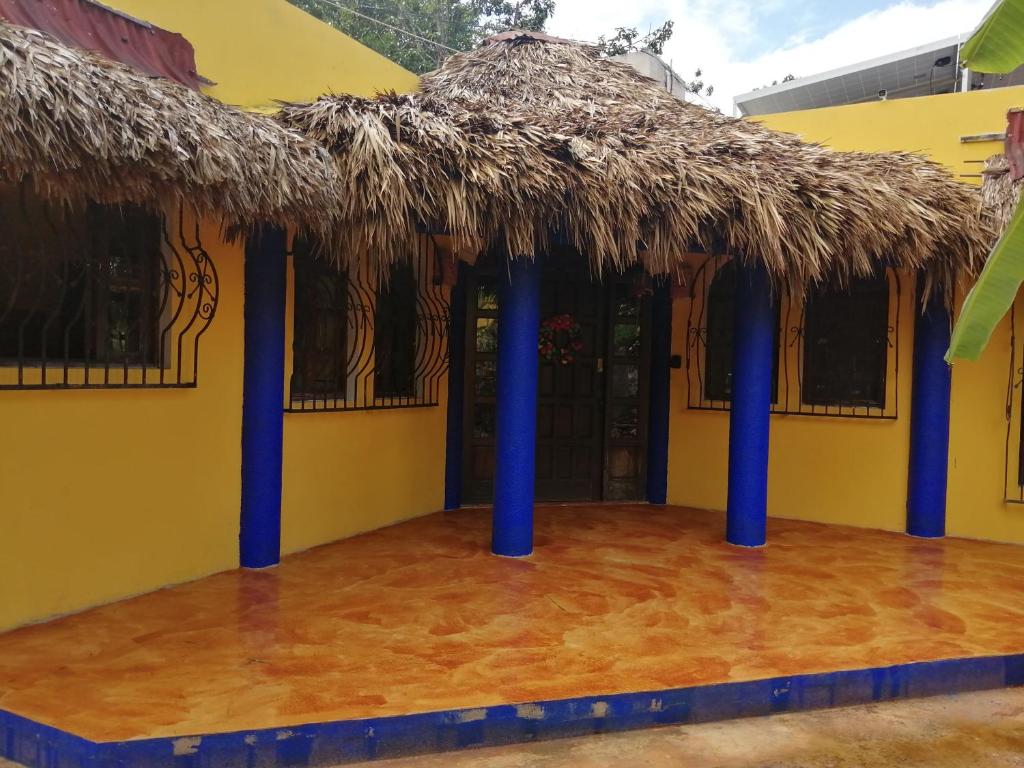 a house with a thatched roof at La casa de piedra y colores en Chichén Itzá in Chichén-Itzá