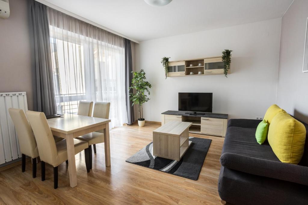 Corvin Plaza Apartments & Suites - Deluxe One-Bedroom Apartment
