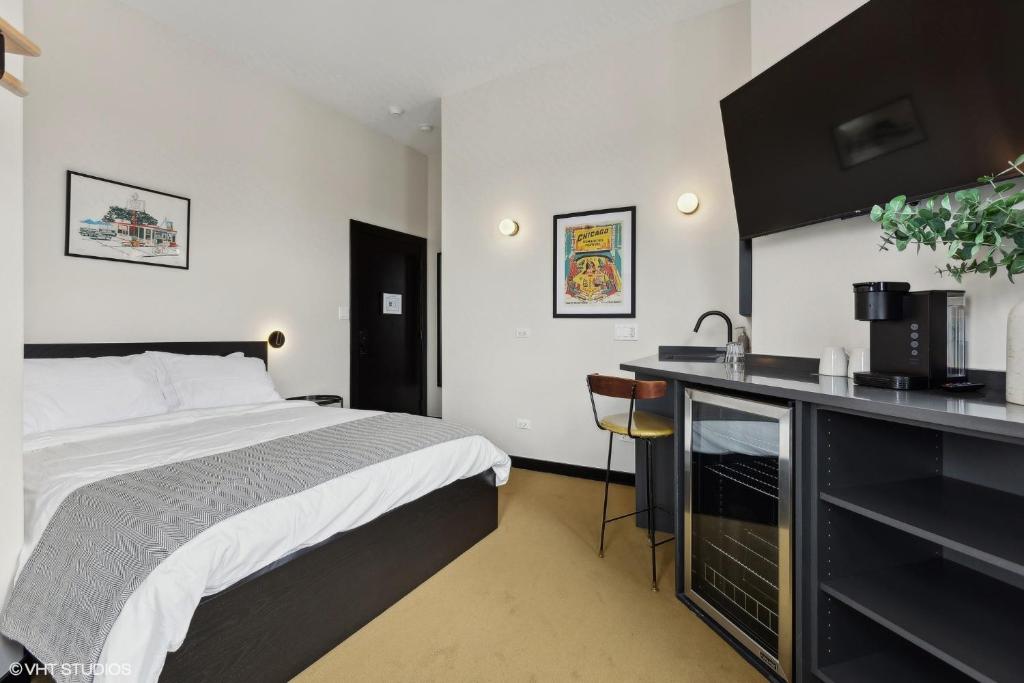 Postel nebo postele na pokoji v ubytování Logan Square SRO Hotel