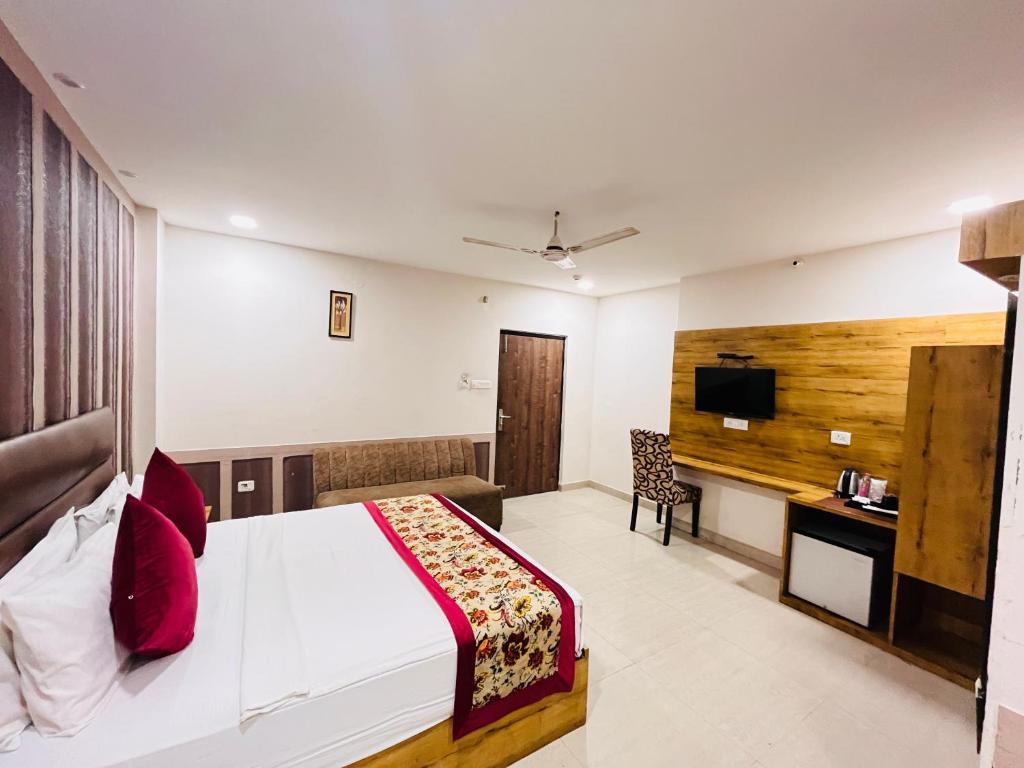 Postel nebo postele na pokoji v ubytování The Crown Hotel Agra near Taj Mahal & Restaurant