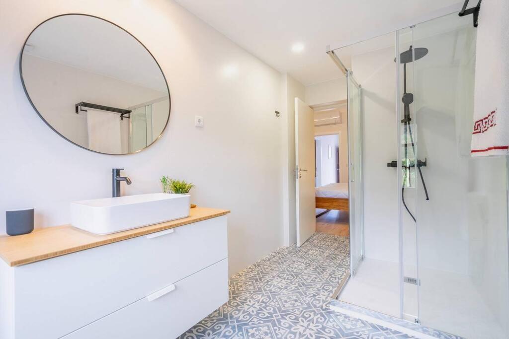 Casa de banho com base de duche em vidro e lavatório de design