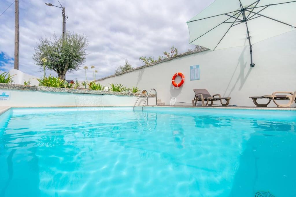 Piscina exterior ao entardecer