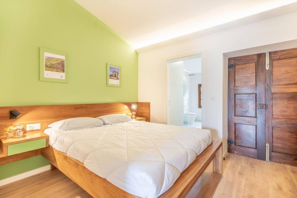 Quarto principal com cama em madeira maciça