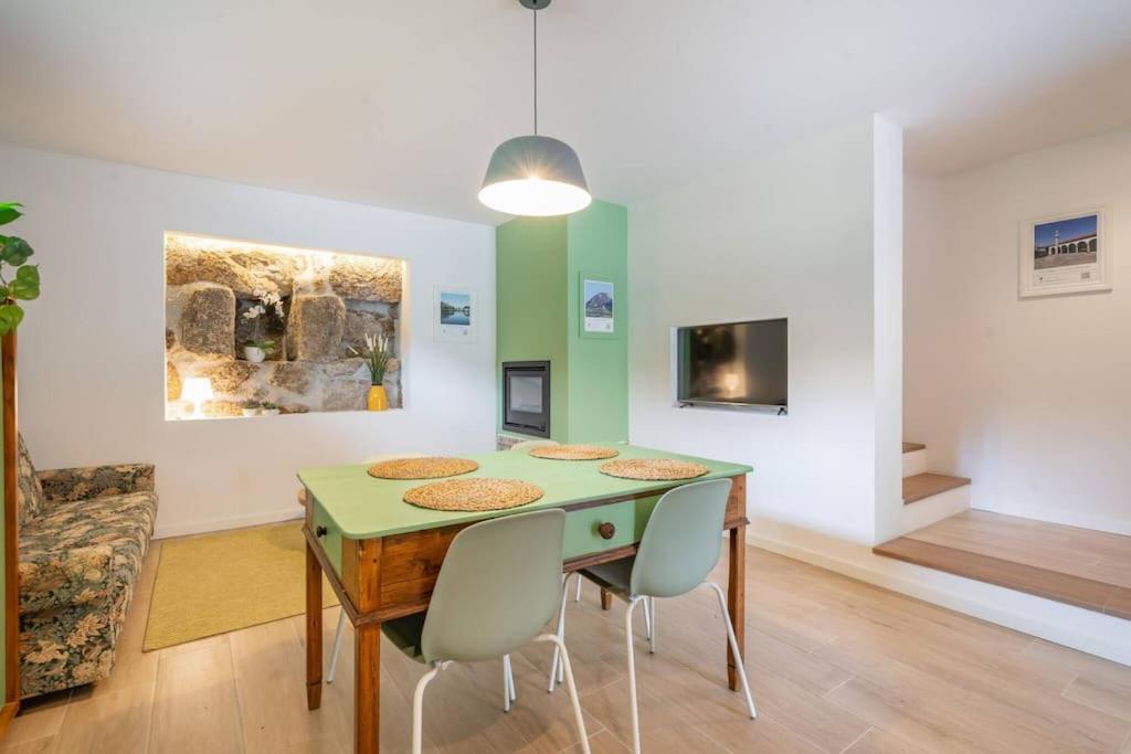 Zona de jantar interior com vista para o jardim