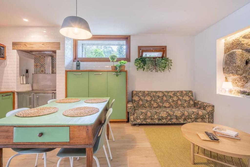 Sala de refeições com cozinha verde equipada