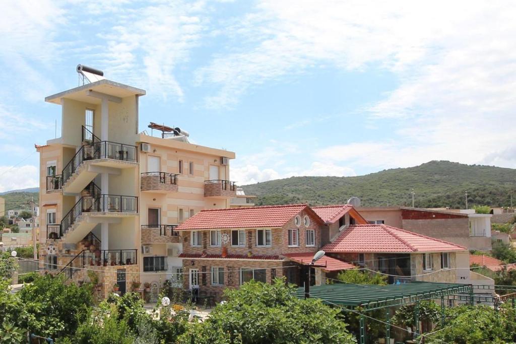 Nespecifikovaný výhled na hory nebo výhled na hory při pohledu z hostelu