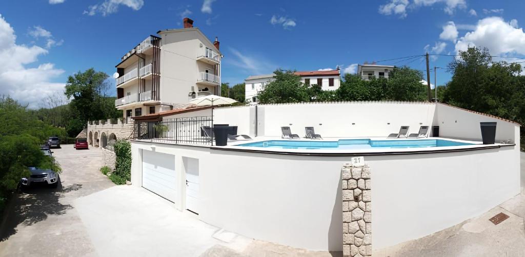 ein Haus mit einem Pool auf einem Gebäude in der Unterkunft Villa Draga Crikvenica in Crikvenica