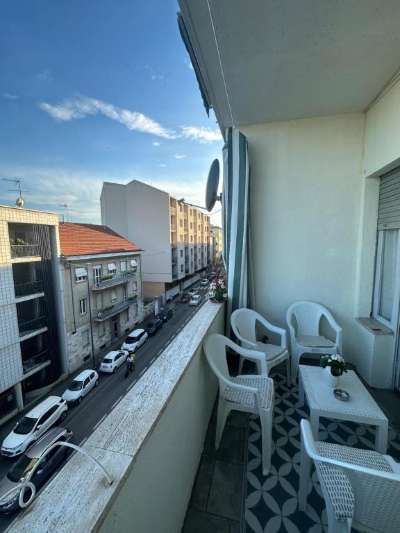 a balcony with chairs and a view of a city at Appartamento Vacanza Centro Asti in Asti
