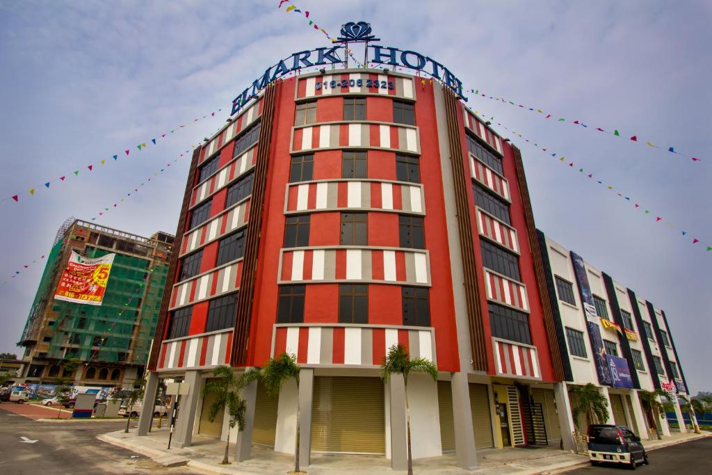 ein rotes Gebäude mit einem Schild darüber in der Unterkunft Elmark Hotel Johor in Johor Bahru