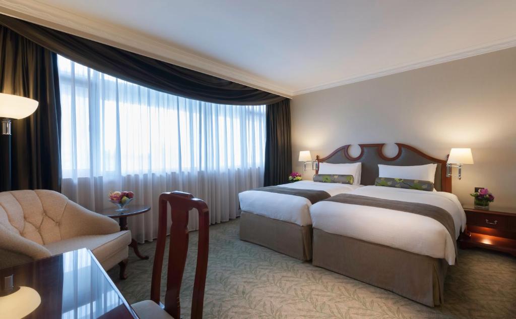 Postel nebo postele na pokoji v ubytování Marco Polo Hongkong Hotel