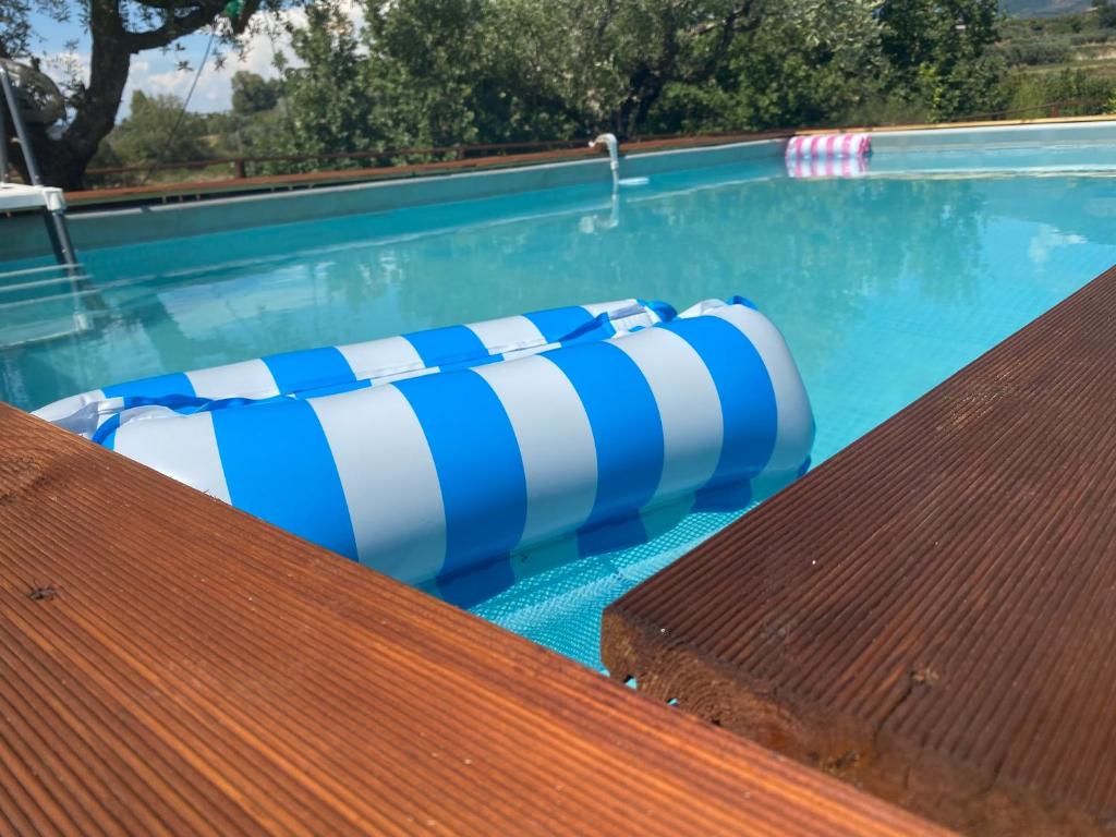 een zwembad met twee blauw-witte opblaasfiguren bij Guar Country Resort in Lauro